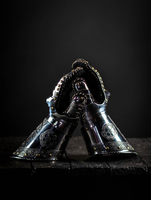 Gauntlets, part of full plate armor (garniture) of George Clifford, end of the XVI century Corazza
