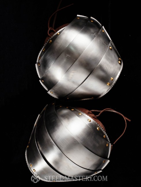 Plate pauldrons, part of full plate armor (garniture) of George Clifford, end of the XVI century Corazza