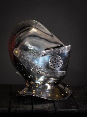 Armet, part of full plate armor (garniture) of George Clifford, end of the XVI century Corazza