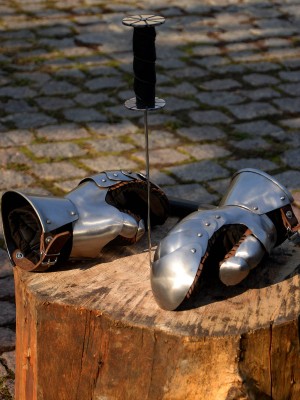 Plate gloves for modern sword fencing