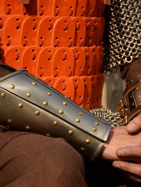 Anatomical splinted bracers Brigandine armor