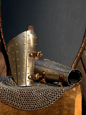 Anatomical splinted bracers Brigandine armor