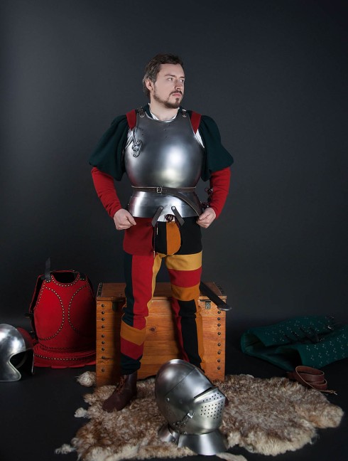 Plate cuirass with tassets, a part of the jousting knight armor, XVI century Armadura de placas