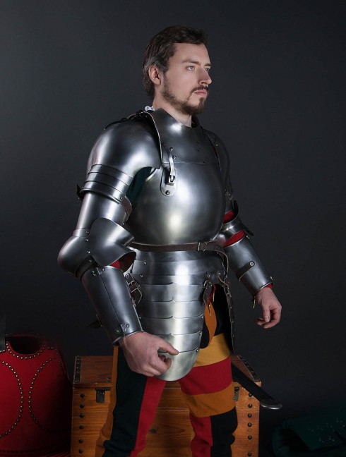 Full arm protection with pauldron, a part of the jousting knight armor, XVI century Armadura de placas