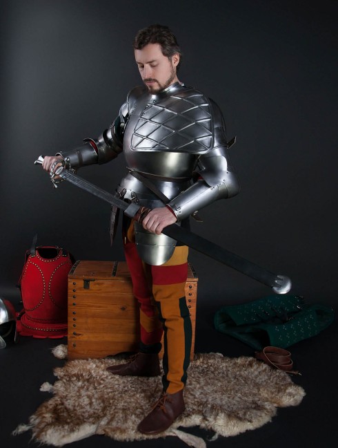 Full arm protection with pauldron, a part of the jousting knight armor, XVI century Plattenrüstungen