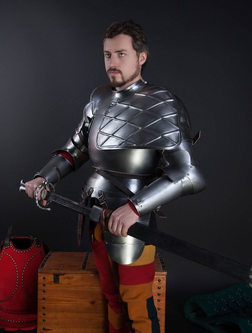 Full arm protection with pauldron, a part of the jousting knight armor, XVI century Plattenrüstungen