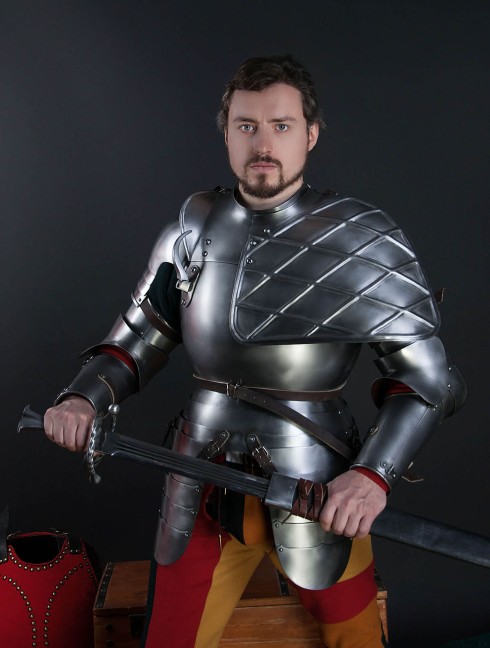 Full arm protection with pauldron, a part of the jousting knight armor, XVI century Armadura de placas