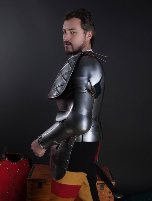 Full arm protection with pauldron, a part of the jousting knight armor, XVI century Armadura de placas