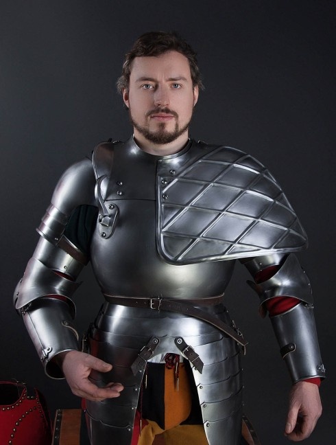 Full arm protection with pauldron, a part of the jousting knight armor, XVI century Armadura de placas