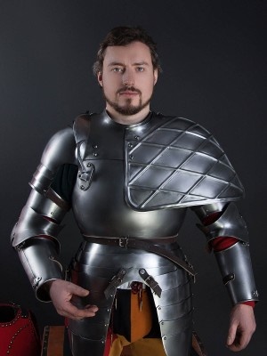 Full arm protection with pauldron, a part of the jousting knight armor, XVI century Armure de plaques