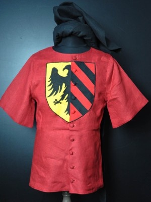 RED TABARD WITH A HALF BLACK EAGLE ON A YELLOW SHIELD ANR RED-BLACK DIAGONAL STRIPES