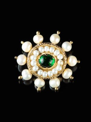 Brooch with green stone, late XV c. Brooches and fasteners