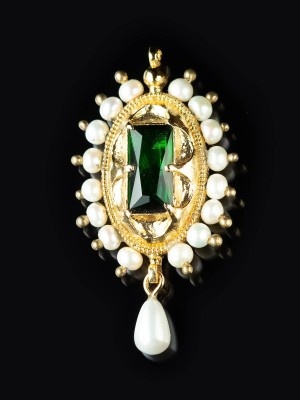 Brooch of Mary of Burgundy with green stone, early XVI c. Spille e cerniere