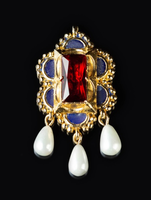 Brooch-pendant from painting of Maria of Burgundy Brooches and fasteners