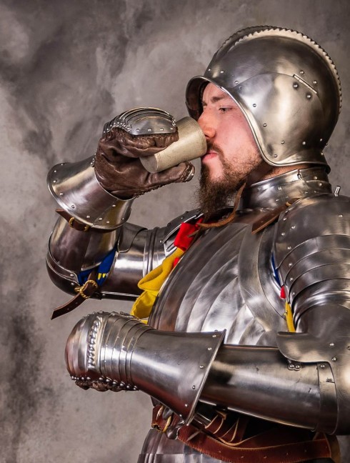 LANDSKNECHT PLATE GLOVES, XVI CENTURY Metal fingered and mitten gauntlets