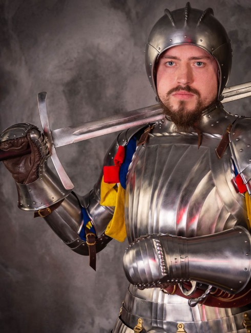 LANDSKNECHT PLATE GLOVES, XVI CENTURY Metal fingered and mitten gauntlets