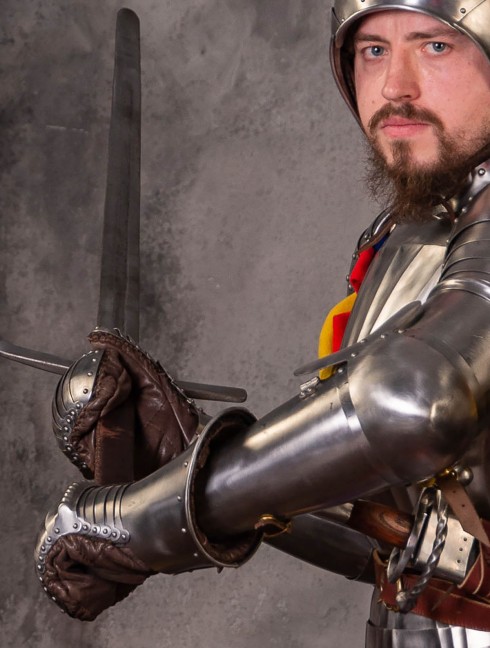 LANDSKNECHT PLATE GLOVES, XVI CENTURY Metal fingered and mitten gauntlets