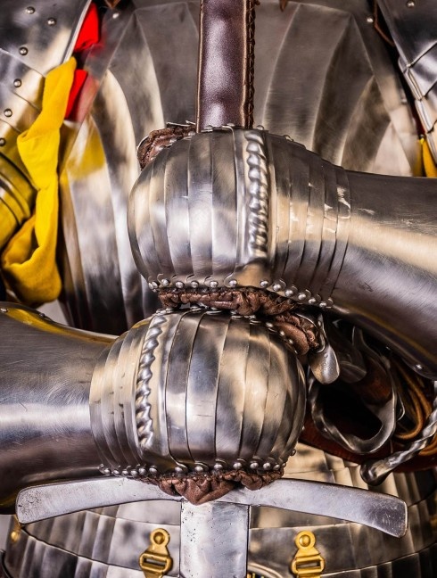 LANDSKNECHT PLATE GLOVES, XVI CENTURY Muffole e guantoni con dita ricoperte i metallo