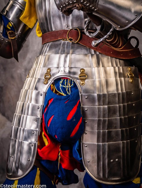 LANDSKNECHT CORRUGATED BREASTPLATE WITH TASSETS, XVI CENTURY Kürasse,Brustplatten und Ringkragen
