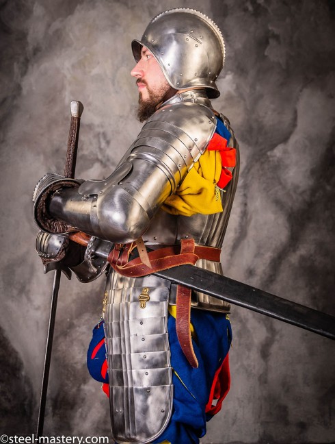 LANDSKNECHT CORRUGATED BREASTPLATE WITH TASSETS, XVI CENTURY Kürasse,Brustplatten und Ringkragen