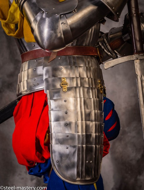 LANDSKNECHT CORRUGATED BREASTPLATE WITH TASSETS, XVI CENTURY Kürasse,Brustplatten und Ringkragen
