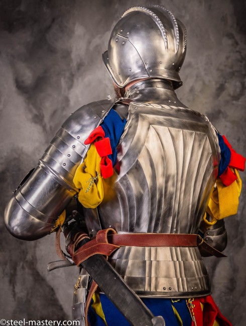 LANDSKNECHT CORRUGATED BREASTPLATE WITH TASSETS, XVI CENTURY Kürasse,Brustplatten und Ringkragen
