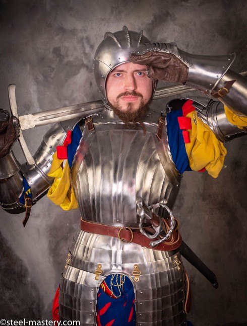 LANDSKNECHT CORRUGATED BREASTPLATE WITH TASSETS, XVI CENTURY Cuirasses, plastrons et gorgerins