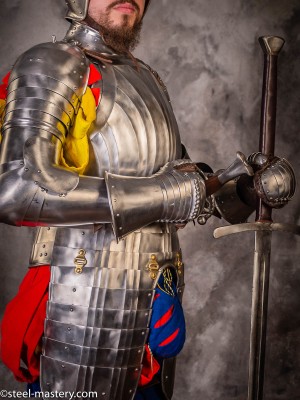 LANDSKNECHT CORRUGATED BREASTPLATE WITH TASSETS, XVI CENTURY Cuirasses, breastplates and gorgets