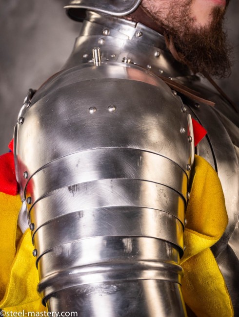 LANDSKNECHT PLATE ARMS AND SPAULDERS, XVI CENTURY Canons d'avant-bras, cubitières et armures de bras complètes en métal