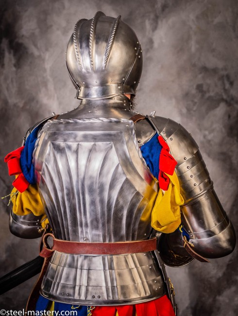 LANDSKNECHT PLATE ARMS AND SPAULDERS, XVI CENTURY Canons d'avant-bras, cubitières et armures de bras complètes en métal