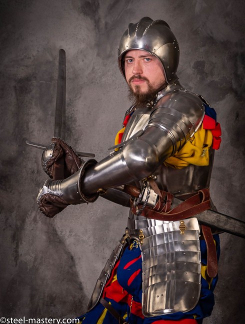 LANDSKNECHT PLATE ARMS AND SPAULDERS, XVI CENTURY Canons d'avant-bras, cubitières et armures de bras complètes en métal