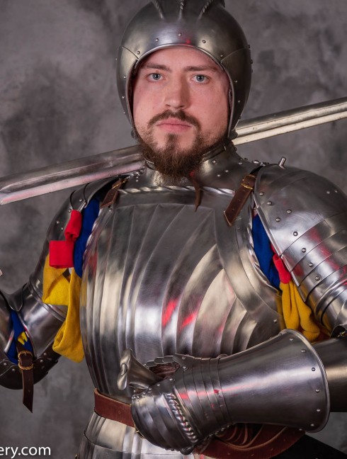 LANDSKNECHT PLATE ARMS AND SPAULDERS, XVI CENTURY Canons d'avant-bras, cubitières et armures de bras complètes en métal