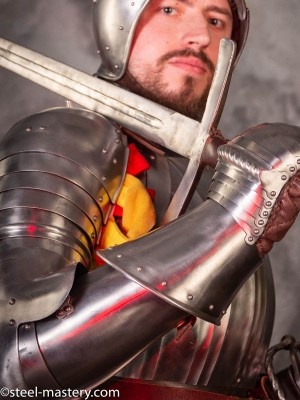 LANDSKNECHT PLATE ARMS AND SPAULDERS, XVI CENTURY Canons d'avant-bras, cubitières et armures de bras complètes en métal