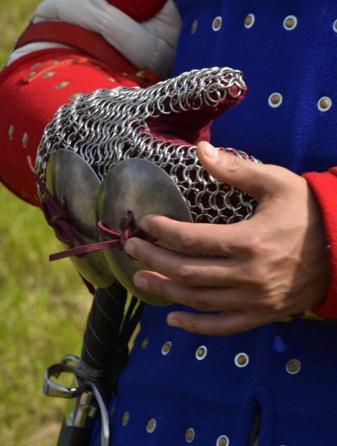 CHAINMAIL GLOVE  Gantelets et mitaines en écailles et mailles