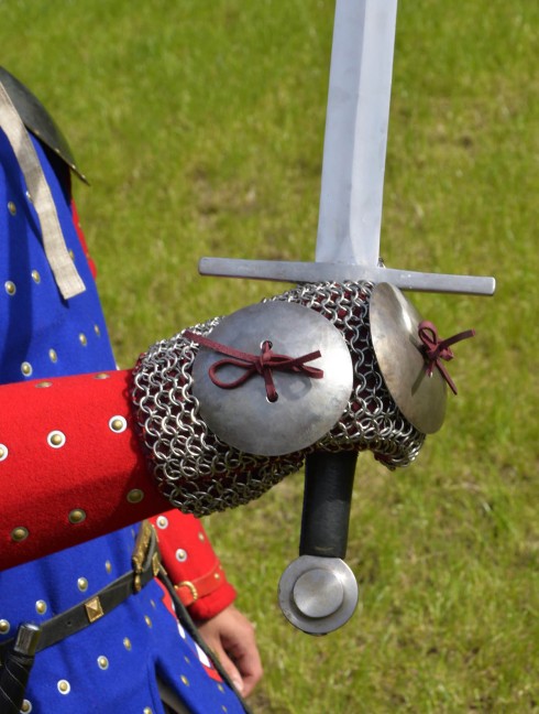 CHAINMAIL GLOVE  Gantelets et mitaines en écailles et mailles