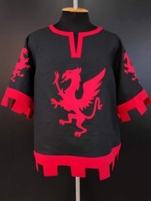 Black and red knight tabard with griffins and crossbow Divise