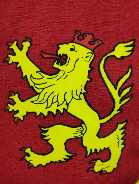 QUARTER COLORED TABARD WITH FIVE HERALDIC SYMBOLS Körper