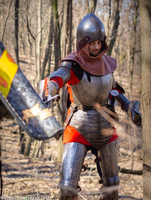 KNIGHT STRAPPED-ON BREASTPLATE OF XIV CENTURY Kürasse,Brustplatten und Ringkragen
