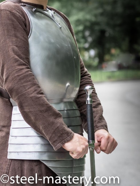 KNIGHT STRAPPED-ON BREASTPLATE OF XIV CENTURY Kürasse,Brustplatten und Ringkragen