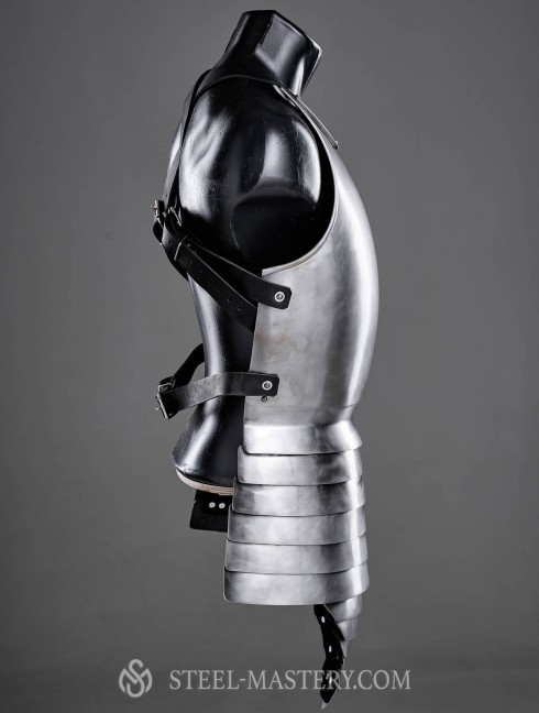 KNIGHT STRAPPED-ON BREASTPLATE OF XIV CENTURY Kürasse,Brustplatten und Ringkragen