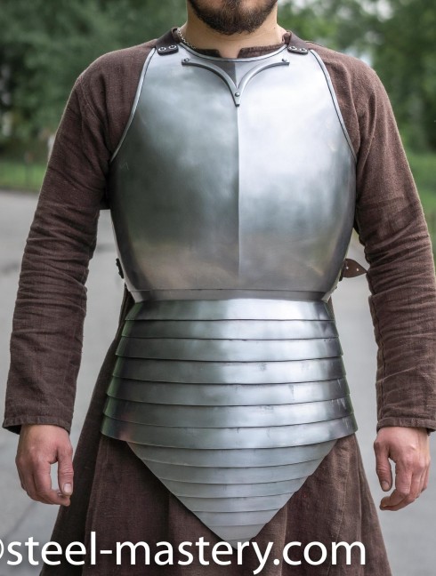 KNIGHT STRAPPED-ON BREASTPLATE OF XIV CENTURY Kürasse,Brustplatten und Ringkragen