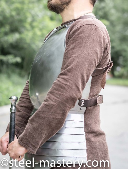 KNIGHT STRAPPED-ON BREASTPLATE OF XIV CENTURY Kürasse,Brustplatten und Ringkragen