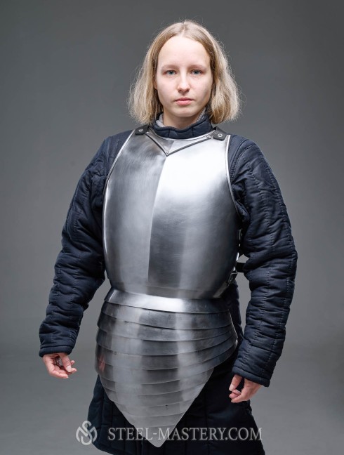 KNIGHT STRAPPED-ON BREASTPLATE OF XIV CENTURY Kürasse,Brustplatten und Ringkragen