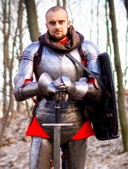 KNIGHT’S BLACKENED PLATE GLOVES, XIV-XV CENTURY Finger- und Panzerhandschuhe aus Metall