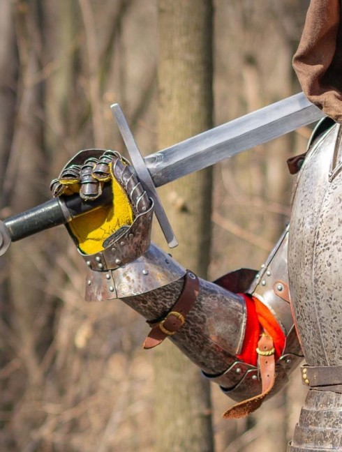 KNIGHT’S BLACKENED PLATE GLOVES, XIV-XV CENTURY Finger- und Panzerhandschuhe aus Metall