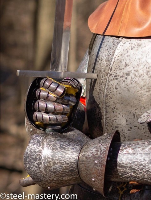 KNIGHT’S BLACKENED PLATE GLOVES, XIV-XV CENTURY Finger- und Panzerhandschuhe aus Metall