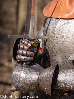 KNIGHT’S BLACKENED PLATE GLOVES, XIV-XV CENTURY Finger- und Panzerhandschuhe aus Metall