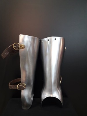 14TH - 16TH STYLE HALF GREAVES MADE OF STEEL 