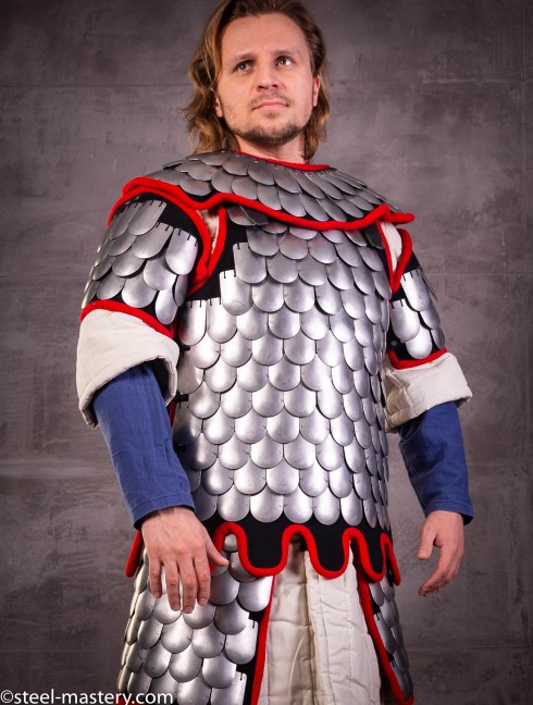 Scale spaulders, part of steel scale armor Guantoni e muffole