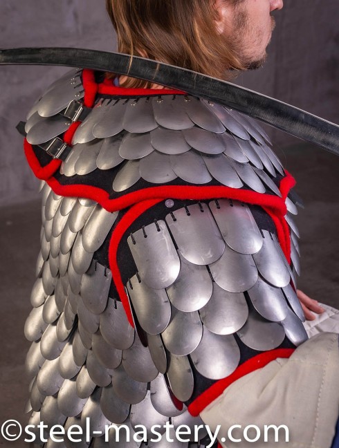 Scale spaulders, part of steel scale armor Schuppen- und Kettenhanschuhe/Fäustlinge